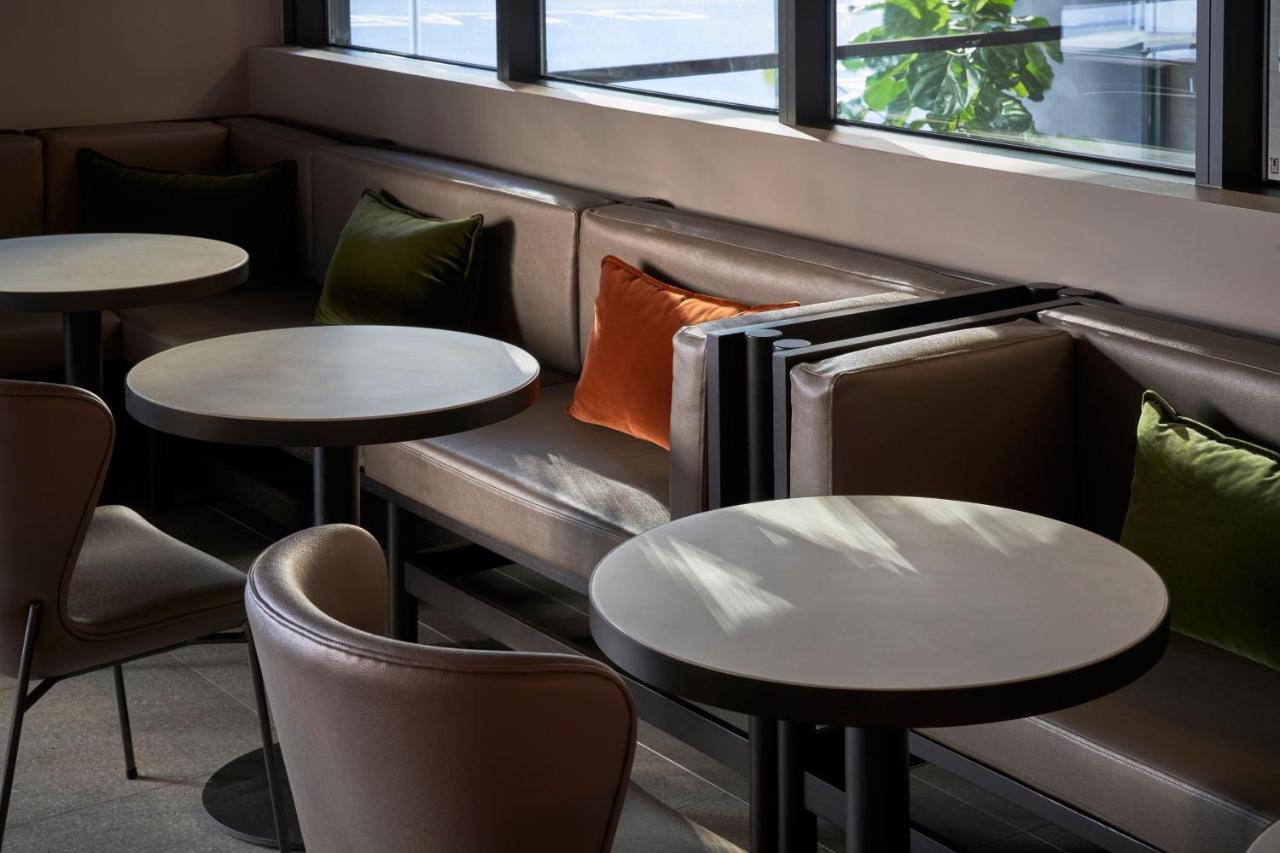 Отель Courtyard By Marriott Melbourne Flagstaff Gardens Экстерьер фото