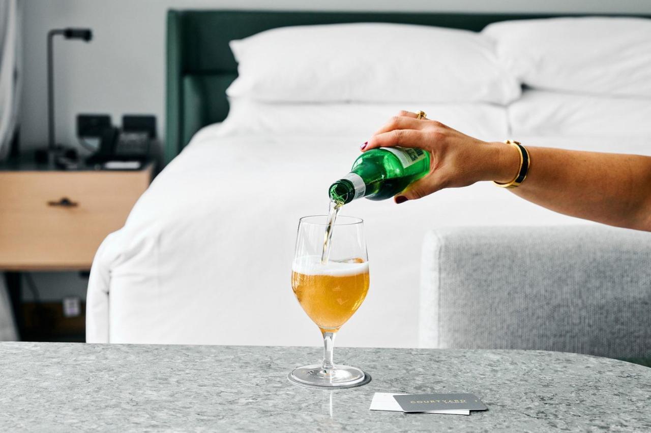 Отель Courtyard By Marriott Melbourne Flagstaff Gardens Экстерьер фото