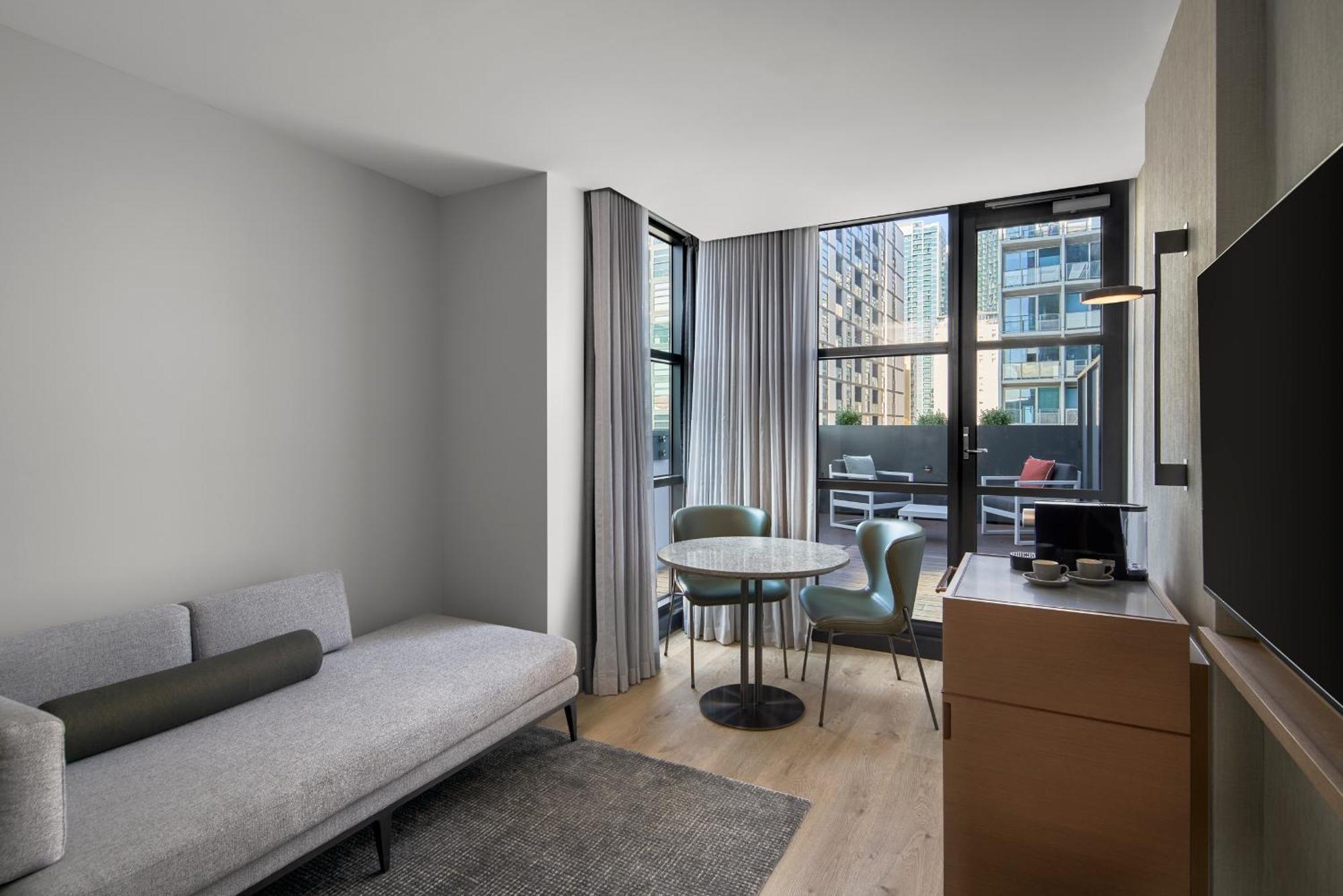 Отель Courtyard By Marriott Melbourne Flagstaff Gardens Экстерьер фото
